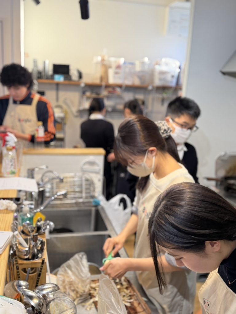 レンタルキッチンで文化祭準備する高校生
