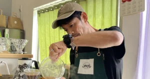 小寺さんがコーヒーを淹れる姿